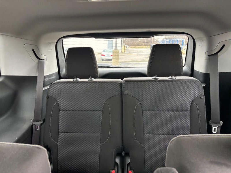 GMC Acadia Vehicle Full-screen Gallery Image 11