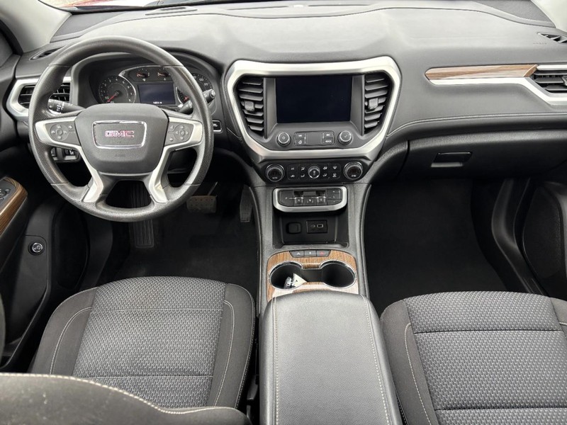 GMC Acadia Vehicle Full-screen Gallery Image 12