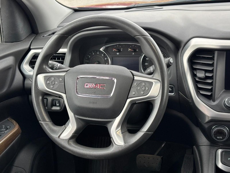 GMC Acadia Vehicle Full-screen Gallery Image 13