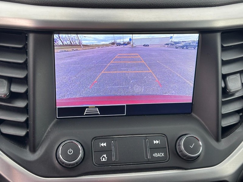 GMC Acadia Vehicle Full-screen Gallery Image 24