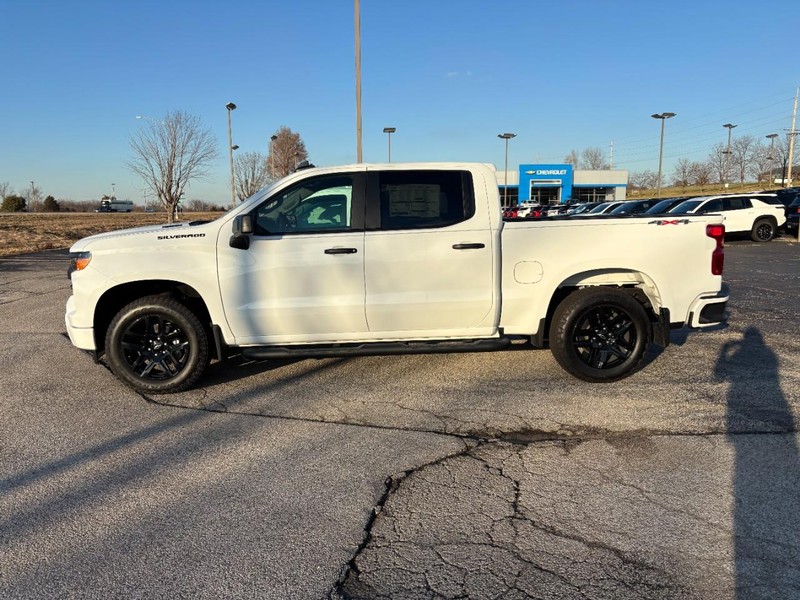 Chevrolet Silverado 1500 Vehicle Full-screen Gallery Image 2