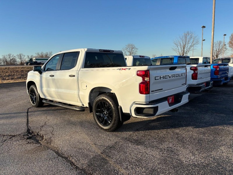 Chevrolet Silverado 1500 Vehicle Full-screen Gallery Image 3