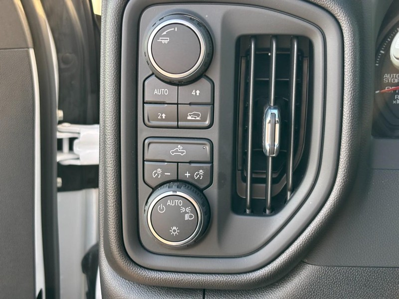 Chevrolet Silverado 1500 Vehicle Full-screen Gallery Image 11