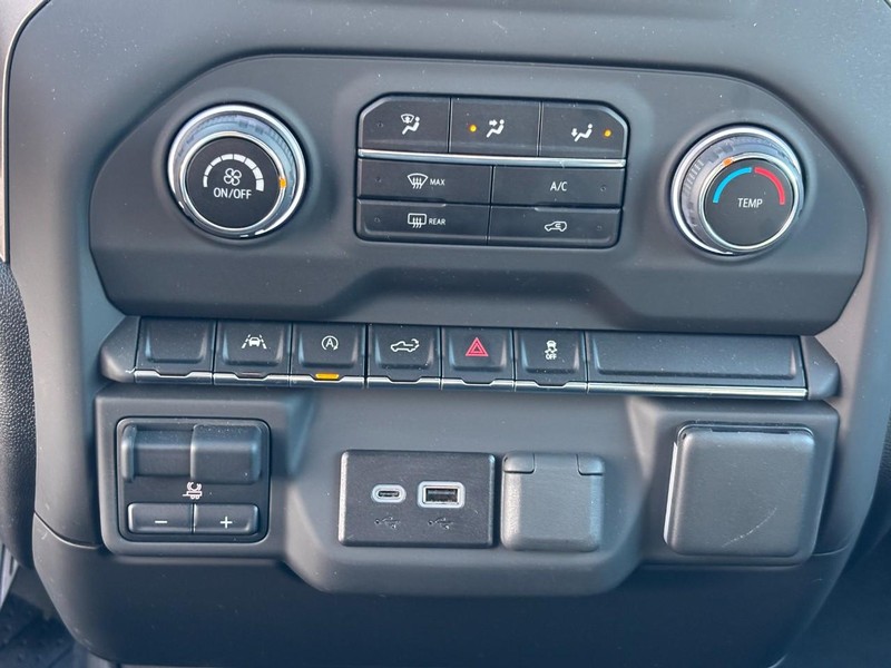 Chevrolet Silverado 1500 Vehicle Full-screen Gallery Image 17