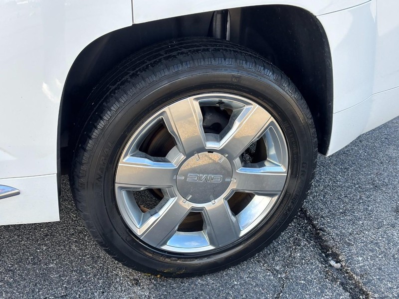 GMC Terrain Vehicle Full-screen Gallery Image 9