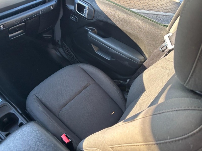 Jeep Wrangler Vehicle Full-screen Gallery Image 14