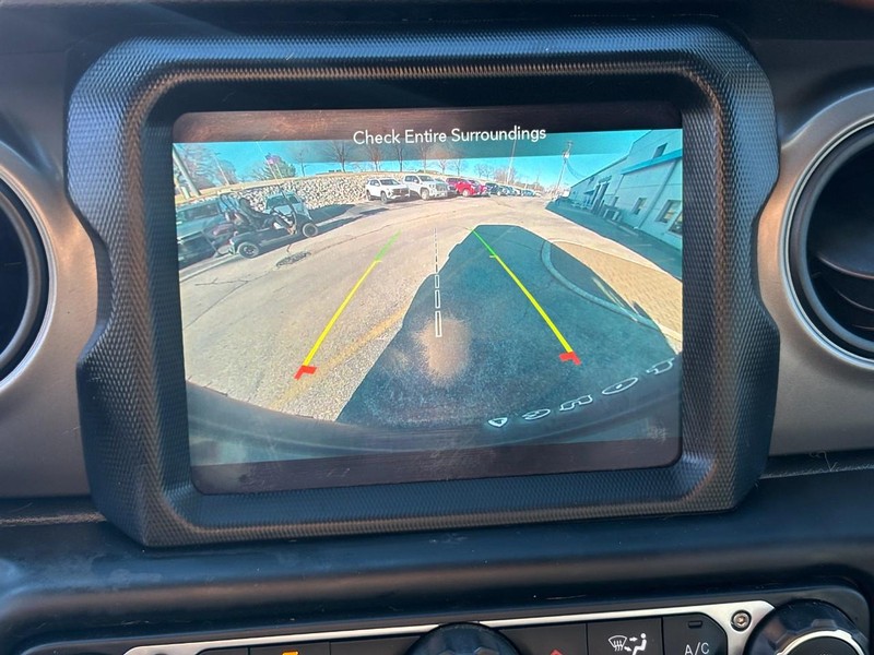 Jeep Wrangler Vehicle Full-screen Gallery Image 24