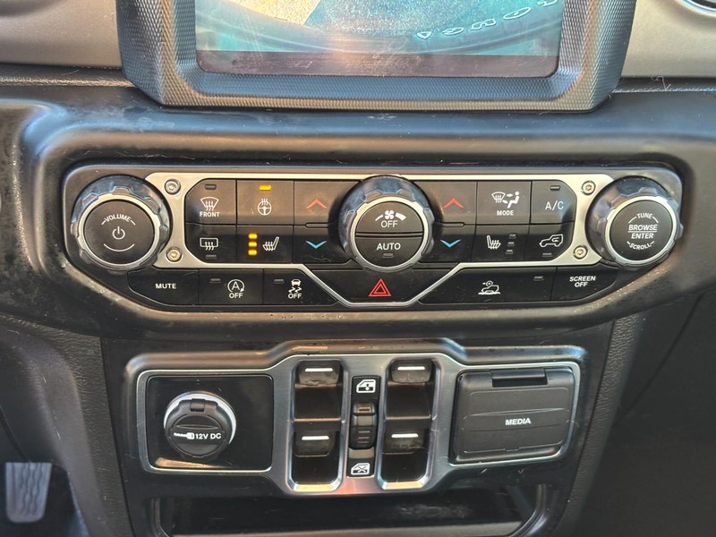 Jeep Wrangler Vehicle Full-screen Gallery Image 25