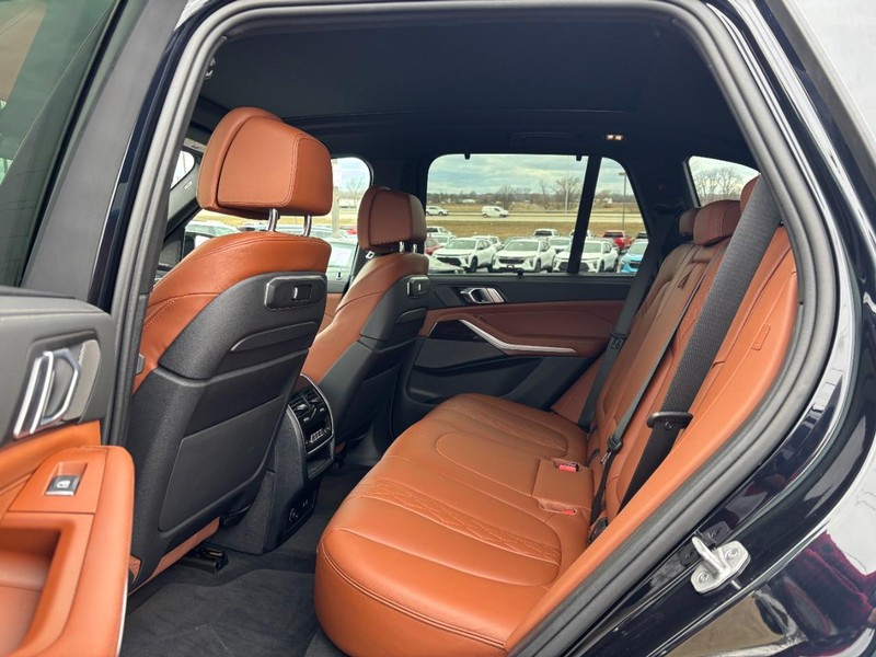 BMW X5 Vehicle Full-screen Gallery Image 10