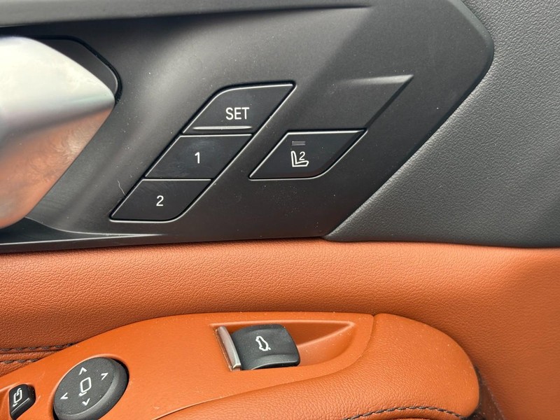 BMW X5 Vehicle Full-screen Gallery Image 17