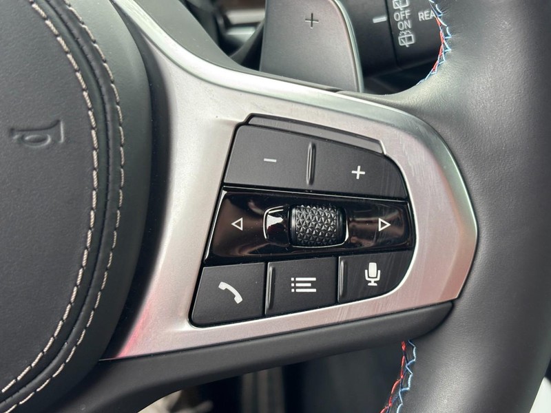 BMW X5 Vehicle Full-screen Gallery Image 21