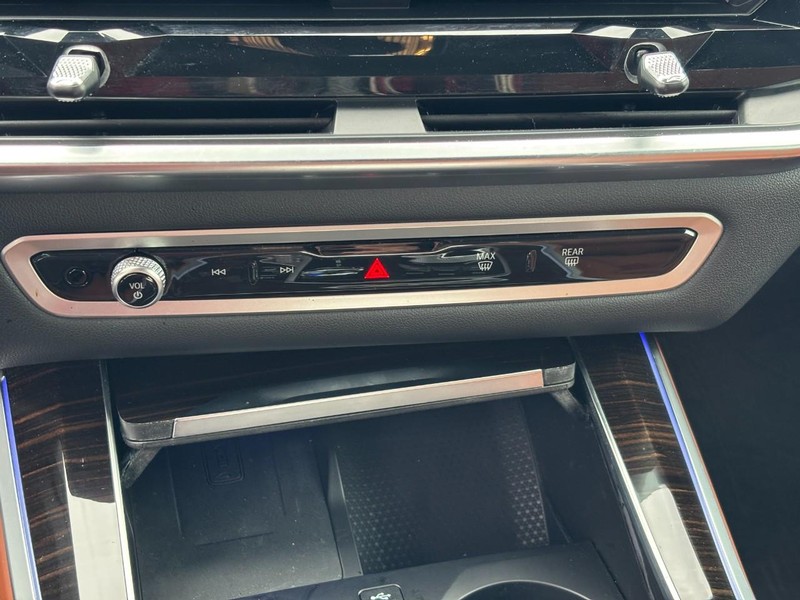 BMW X5 Vehicle Full-screen Gallery Image 24