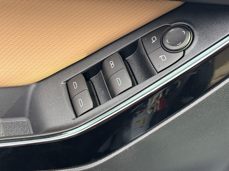 Chevrolet Equinox Vehicle Full-screen Gallery Image 11