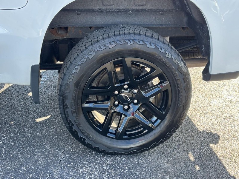 Chevrolet Silverado 1500 Vehicle Full-screen Gallery Image 9