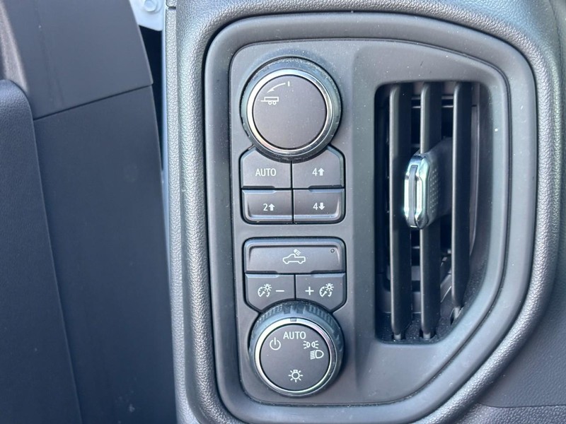 Chevrolet Silverado 1500 Vehicle Full-screen Gallery Image 17