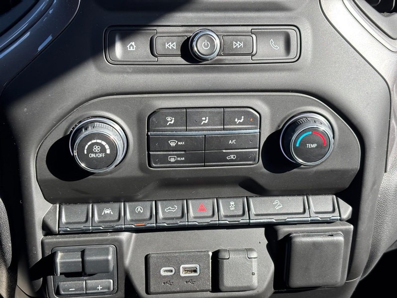 Chevrolet Silverado 1500 Vehicle Full-screen Gallery Image 22