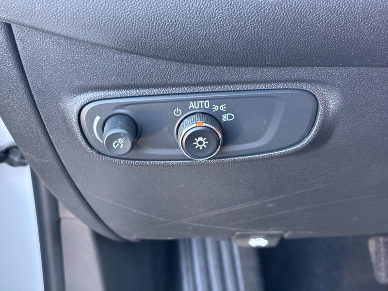 Chevrolet Equinox Vehicle Full-screen Gallery Image 17