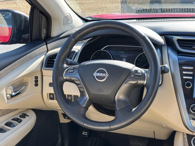 Nissan Murano Vehicle Full-screen Gallery Image 12