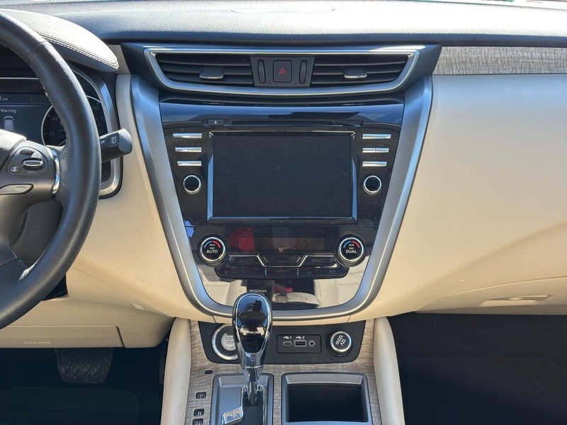 Nissan Murano Vehicle Full-screen Gallery Image 13