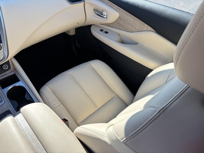 Nissan Murano Vehicle Full-screen Gallery Image 14