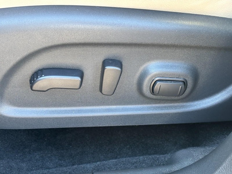 Nissan Murano Vehicle Full-screen Gallery Image 15