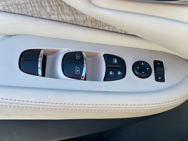 Nissan Murano Vehicle Full-screen Gallery Image 16