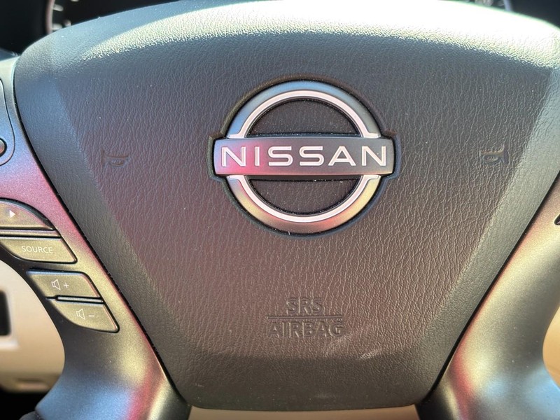 Nissan Murano Vehicle Full-screen Gallery Image 19