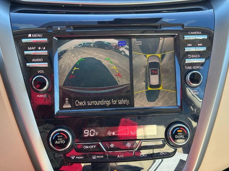 Nissan Murano Vehicle Full-screen Gallery Image 24