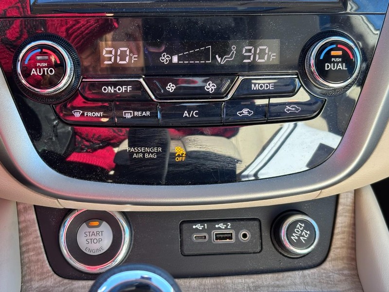 Nissan Murano Vehicle Full-screen Gallery Image 25