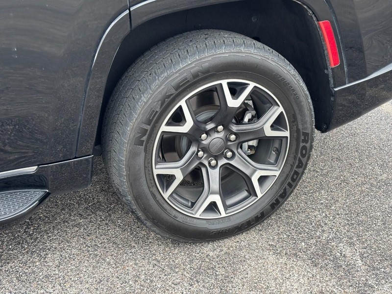 Jeep Wagoneer Vehicle Full-screen Gallery Image 9