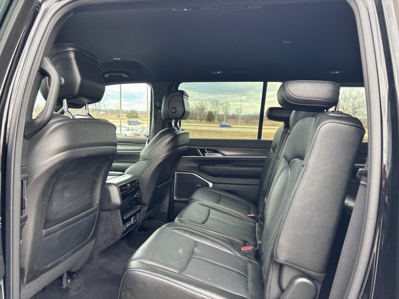 Jeep Wagoneer Vehicle Full-screen Gallery Image 11