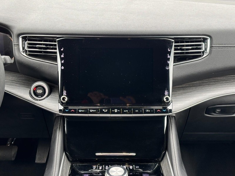 Jeep Wagoneer Vehicle Full-screen Gallery Image 15