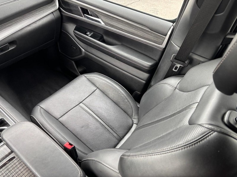 Jeep Wagoneer Vehicle Full-screen Gallery Image 16