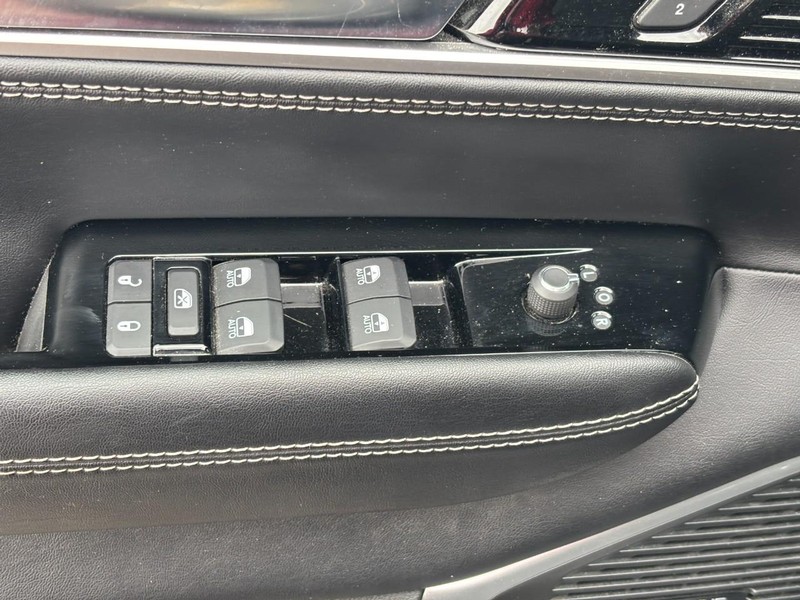 Jeep Wagoneer Vehicle Full-screen Gallery Image 18