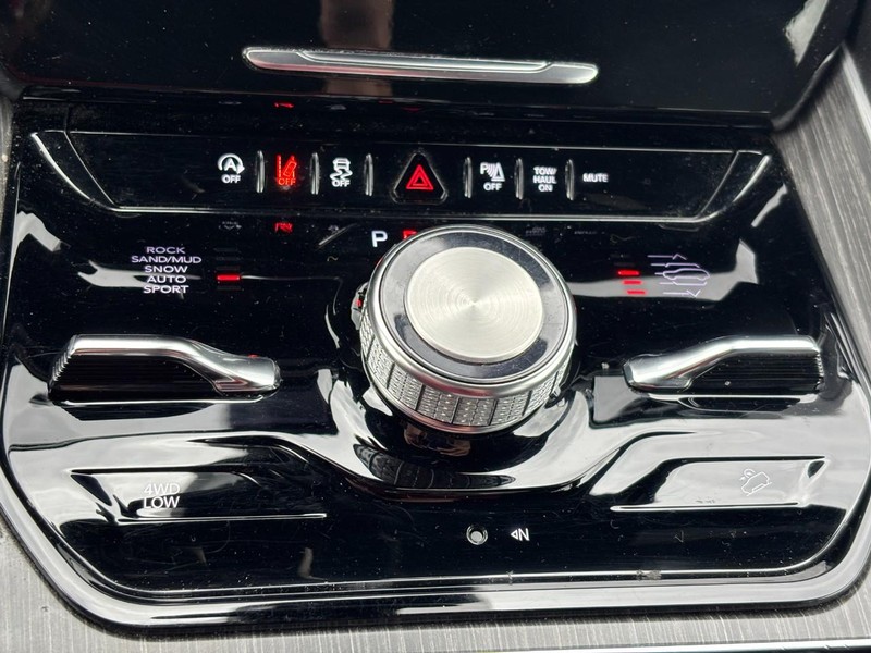 Jeep Wagoneer Vehicle Full-screen Gallery Image 28