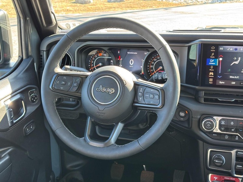 Jeep Wrangler Vehicle Full-screen Gallery Image 12