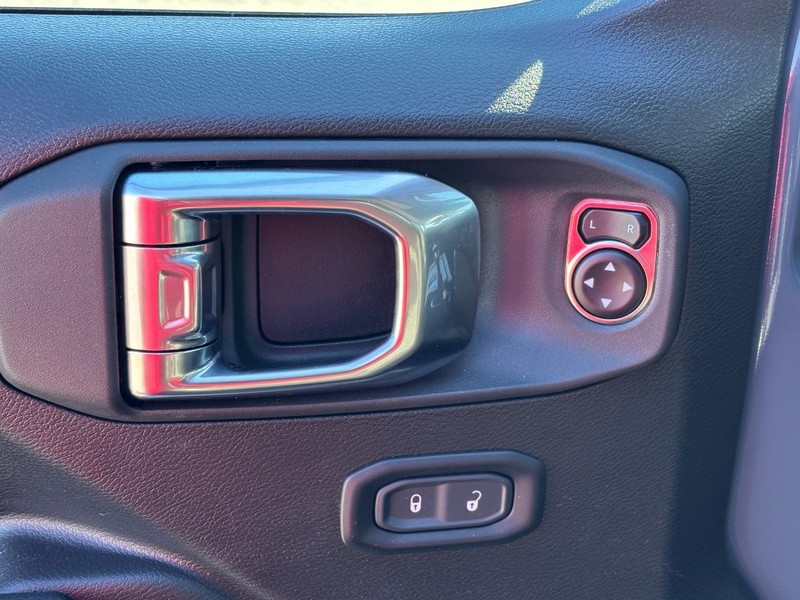 Jeep Wrangler Vehicle Full-screen Gallery Image 16