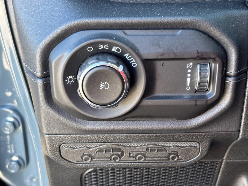 Jeep Wrangler Vehicle Full-screen Gallery Image 17