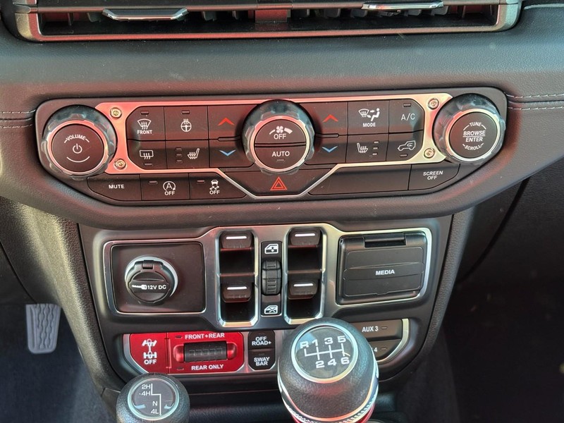 Jeep Wrangler Vehicle Full-screen Gallery Image 24