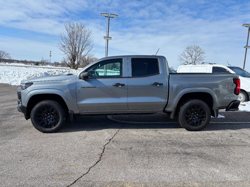 Chevrolet Colorado Vehicle Full-screen Gallery Image 2