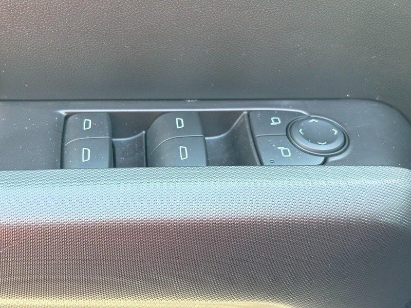 Chevrolet Colorado Vehicle Full-screen Gallery Image 11