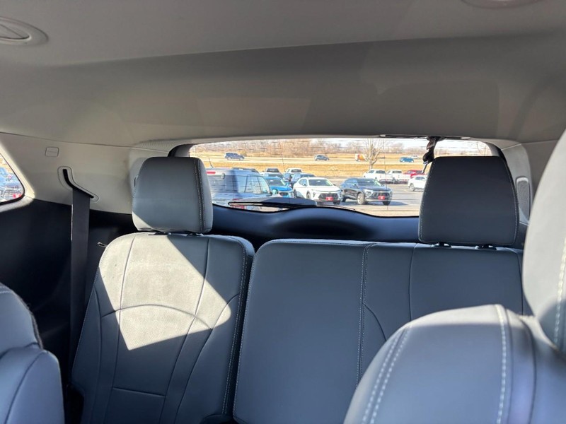 Buick Enclave Vehicle Full-screen Gallery Image 10