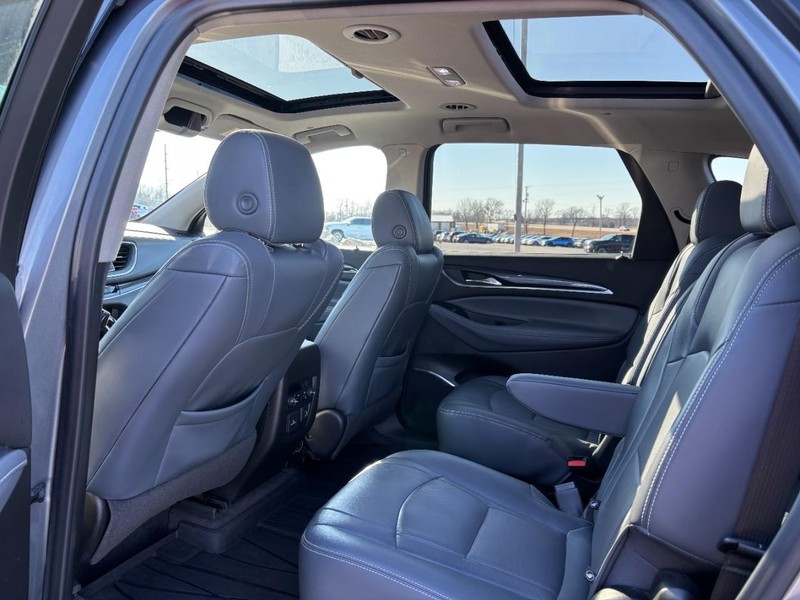 Buick Enclave Vehicle Full-screen Gallery Image 11