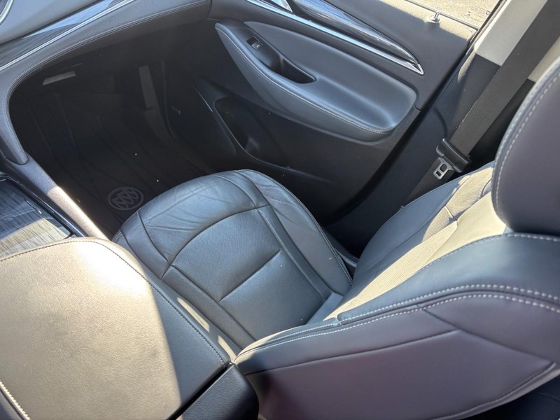 Buick Enclave Vehicle Full-screen Gallery Image 15