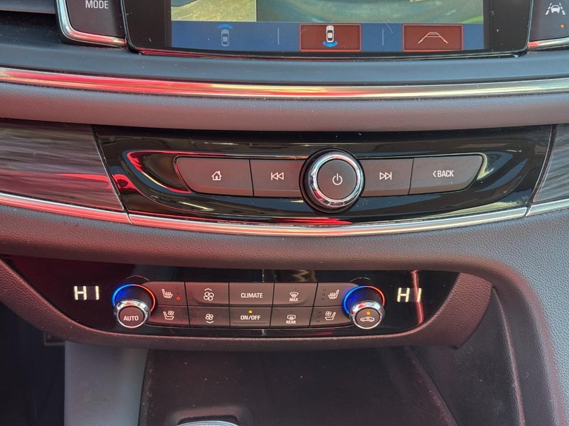 Buick Enclave Vehicle Full-screen Gallery Image 26