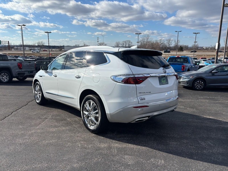 Buick Enclave Vehicle Full-screen Gallery Image 3