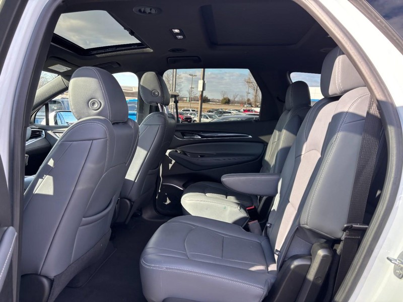 Buick Enclave Vehicle Full-screen Gallery Image 11