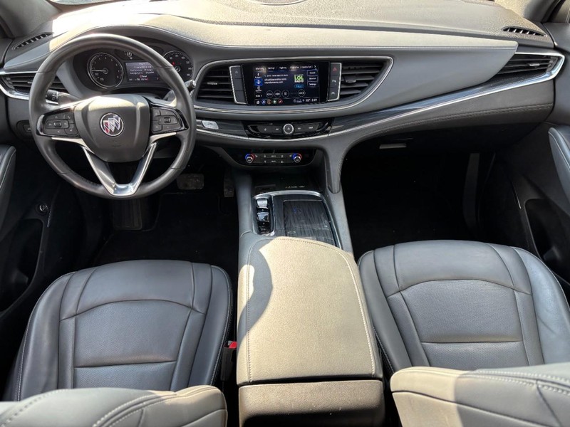 Buick Enclave Vehicle Full-screen Gallery Image 12