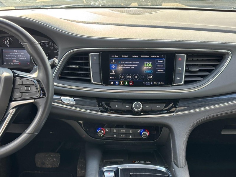 Buick Enclave Vehicle Full-screen Gallery Image 14
