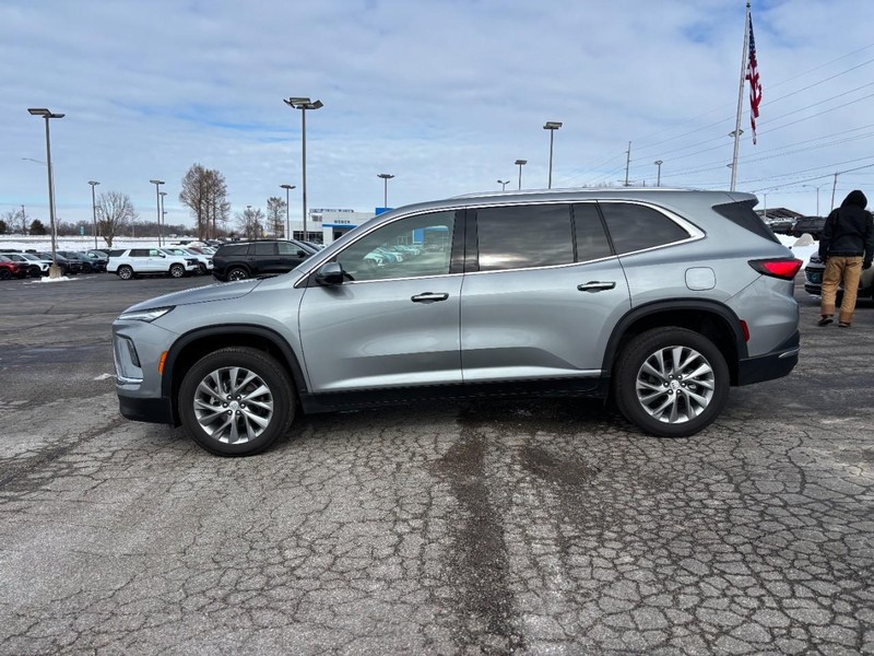 Buick Enclave Vehicle Full-screen Gallery Image 2